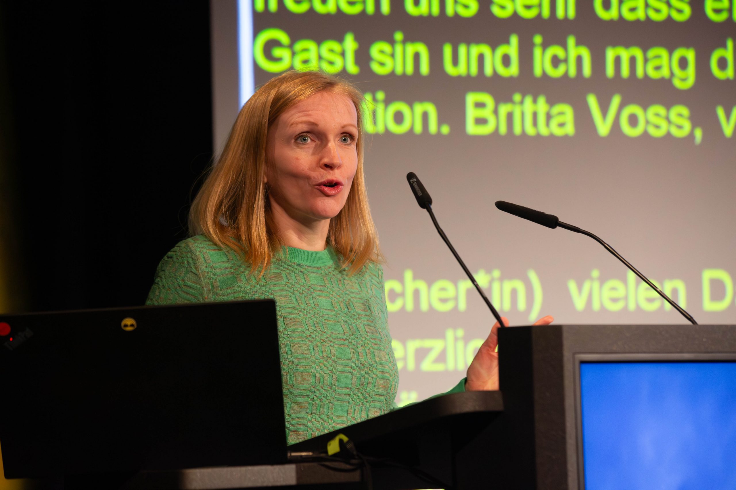 Frau Britta Voss vom LVR Landes Museum Bonn begrüßt die Gäste.