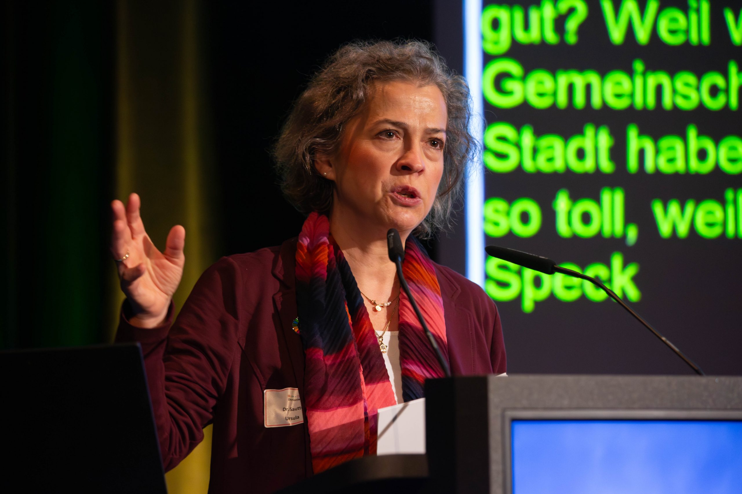 Bürgermeisterin Dr. Ursula Sautter begrüßt die Gäste. Sie steht am Rednerpult.